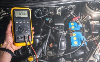 Autoaccu testen met multimeter